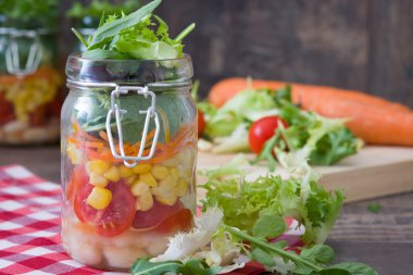 Ahşap üzerine kavanoza taze salata