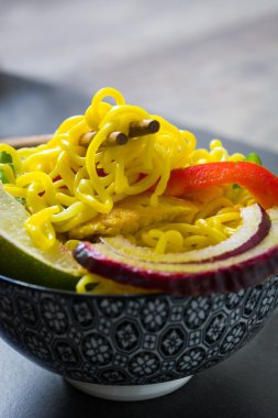 Kayrak köri ile erişte