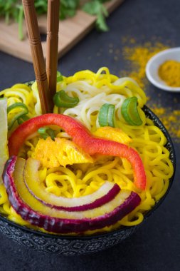 Kayrak köri ile erişte