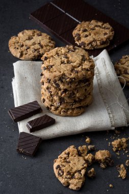 Slate üzerinde ev yapımı çikolatalı kurabiye