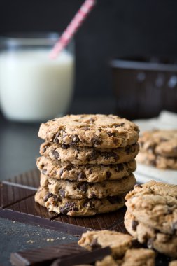 Slate üzerinde ev yapımı çikolatalı kurabiye