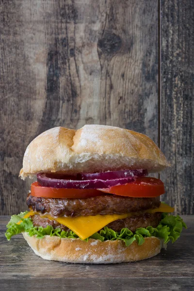 Domowy burger w stylu rustykalnym drewna — Zdjęcie stockowe