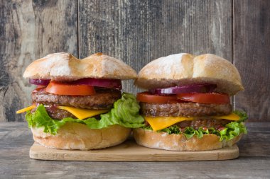 Kaşar peyniri, domates, marul, soğan ile lezzetli burger