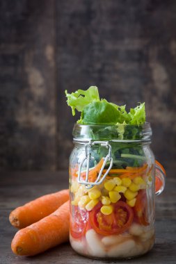 Ahşap üzerine kavanoza salata