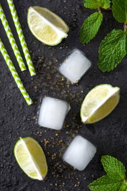 Taze mojito malzemelerin kayrak üzerine