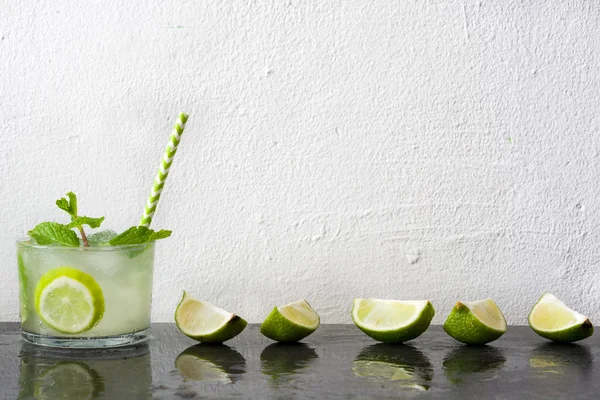 Mojito fresco con lima y menta sobre pizarra — Foto de Stock