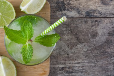 Taze mojito rustik ahşap üzerine kokteyl