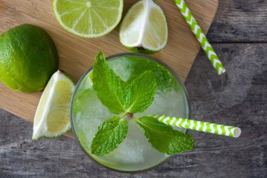 Taze mojito rustik ahşap üzerine kokteyl