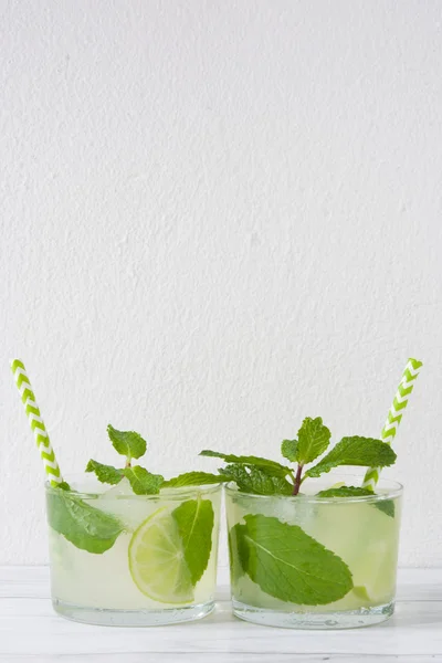 Frischer Mojito-Cocktail auf Holz — Stockfoto