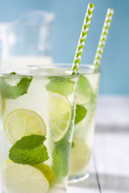 Yaz içeceği. Limon ve nane ile taze mojito. Mavi arka plan