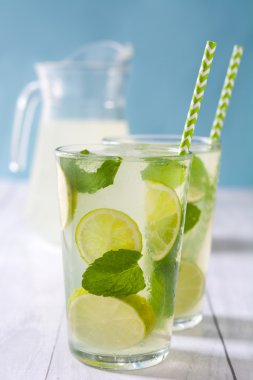 Yaz içeceği. Limon ve nane ile taze mojito. Mavi arka plan