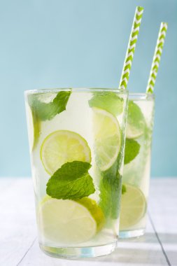 Yaz içeceği. Limon ve nane ile taze mojito. Mavi arka plan