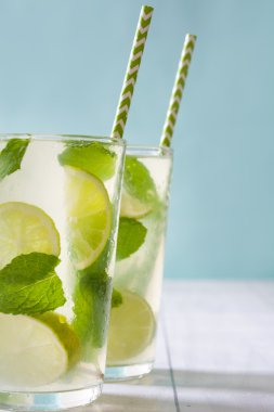 Yaz içeceği. Limon ve nane ile taze mojito. Mavi arka plan
