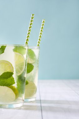 Yaz içeceği. Limon ve nane ile taze mojito. Mavi arka plan