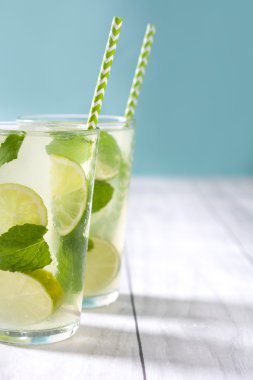 Yaz içeceği. Limon ve nane ile taze mojito. Mavi arka plan