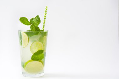 Yaz içeceği. Taze mojito. İzole fotoğraf