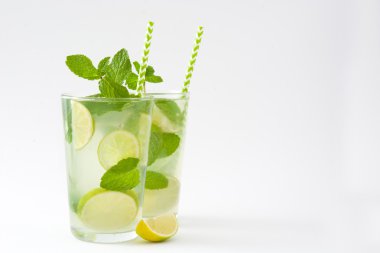 Yaz içeceği. Taze mojito. İzole fotoğraf