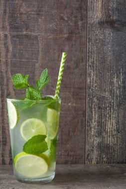 Yaz içeceği. Rustik ahşap üzerine taze mojito