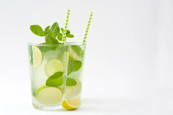 Zomer drankje. Verse mojito. Geïsoleerde foto — Stockfoto