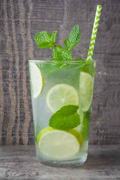 Yaz içeceği. Rustik ahşap üzerine taze mojito