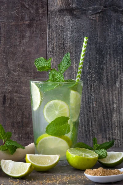 Yaz içeceği. Rustik ahşap üzerine taze mojito