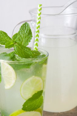 Yaz içeceği. Rustik ahşap üzerine taze mojito