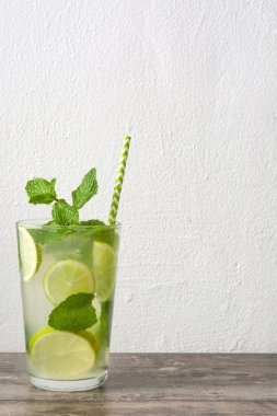Yaz içeceği. Rustik ahşap üzerine taze mojito