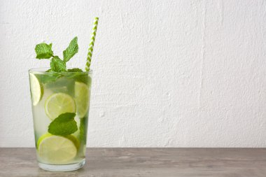 Yaz içeceği. Rustik ahşap üzerine taze mojito