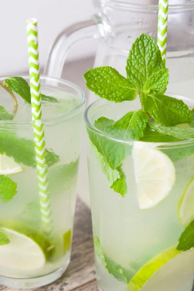 Yaz içeceği. Rustik ahşap üzerine taze mojito