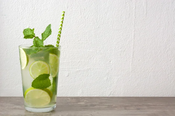 Yaz içeceği. Rustik ahşap üzerine taze mojito