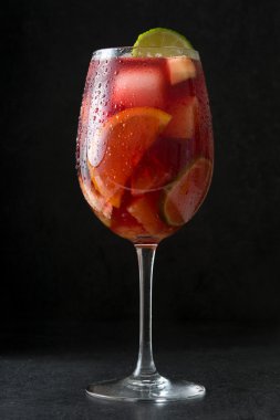 Yaz sangria kayrak masada