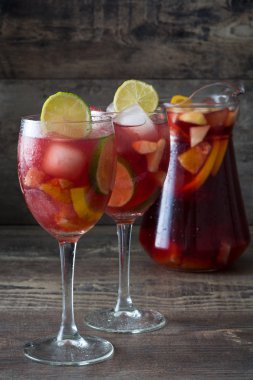 Yaz sangria rustik ahşap üzerine