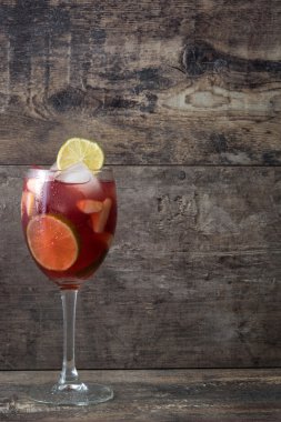 Yaz sangria rustik ahşap üzerine
