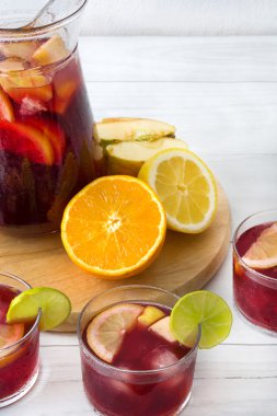 Meyve ve buz ile İspanyol sangria