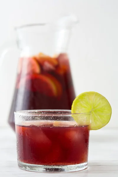 Sangria espanhola com frutas e gelo — Fotografia de Stock