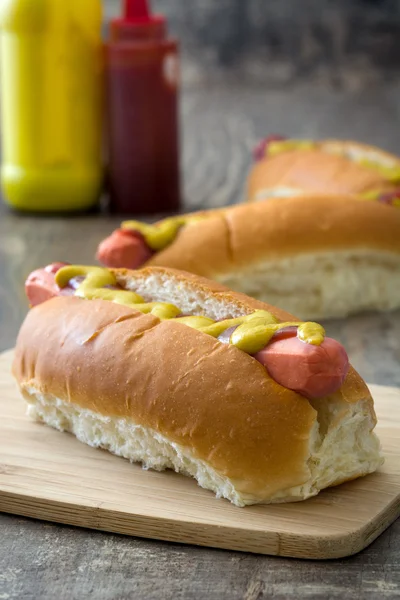 Hot dogs à la moutarde et ketchup — Photo