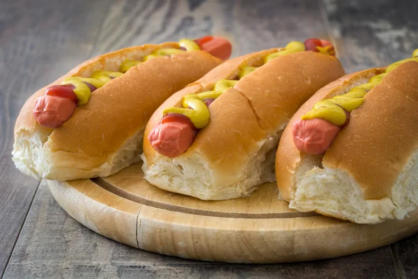 Cachorros-quentes com mostarda e ketchup — Fotografia de Stock