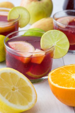 Meyve ve buz ile İspanyol sangria