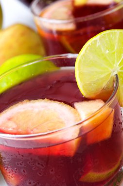 Meyve ve buz ile İspanyol sangria