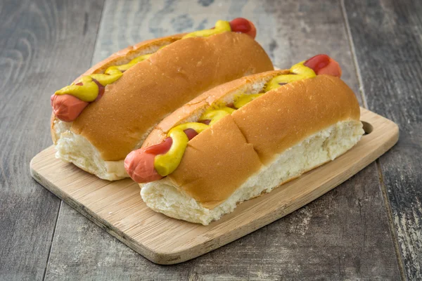 Hot dogs à la moutarde et ketchup — Photo