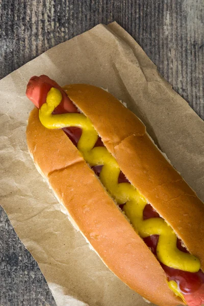 Hot dog con senape e ketchup — Foto Stock