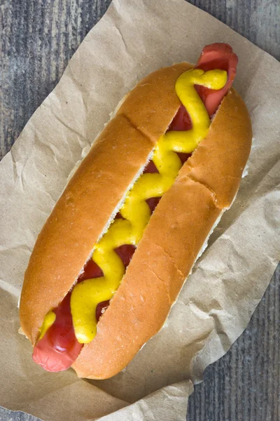 Hot dog con senape e ketchup — Foto Stock