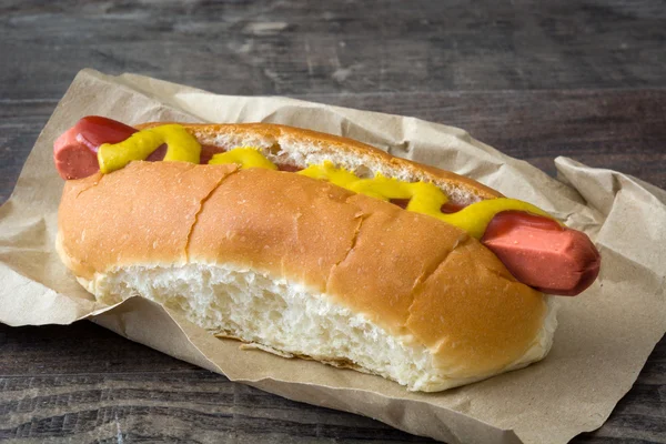 Cachorros-quentes com mostarda e ketchup — Fotografia de Stock