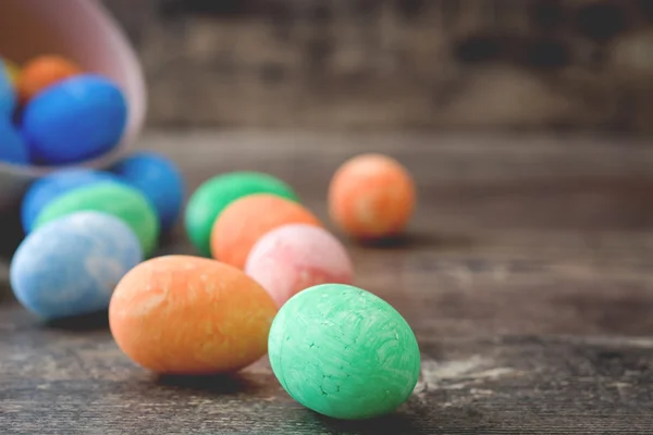 Œufs de Pâques dans un bol vintage — Photo