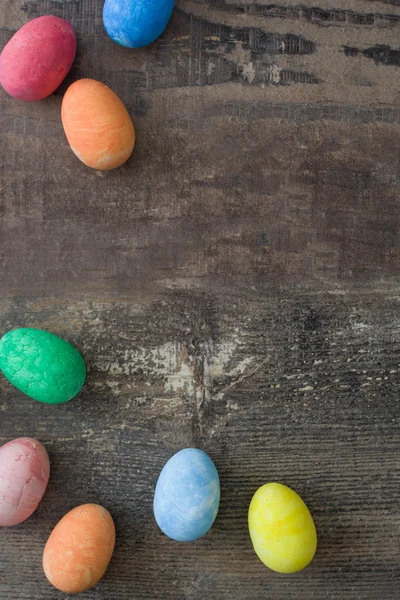 Traditionele paaseieren op een houten achtergrond — Stockfoto