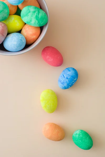 Színes húsvéti tojás egy bézs háttérrel — Stock Fotó