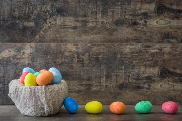 Huevos de Pascua tradicionales en un nido de madera —  Fotos de Stock