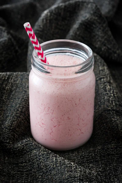 Batido de fresa en frasco —  Fotos de Stock