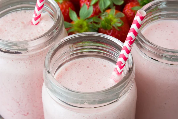 Smoothie de morango em uma madeira rústica — Fotografia de Stock