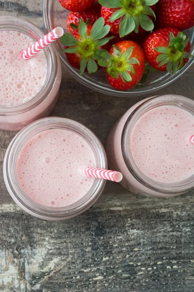 Erdbeer-Smoothie auf rustikalem Holz — Stockfoto